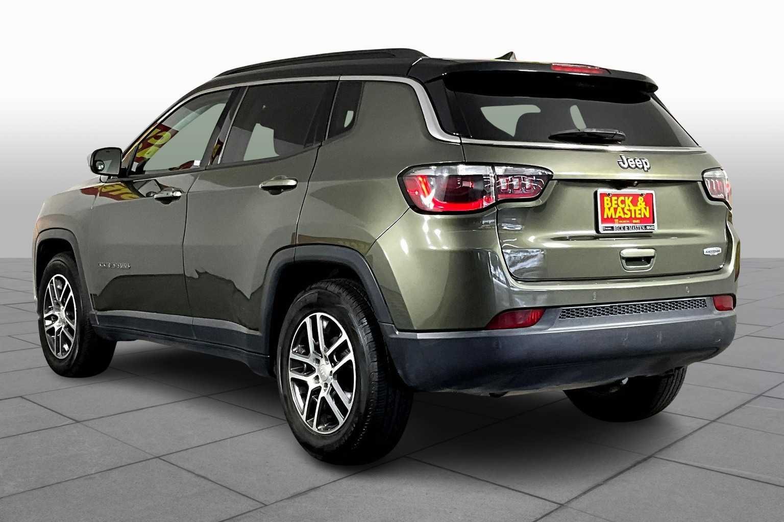 Used 2018 Olive Green Pearlcoat Jeep Latitude image 12