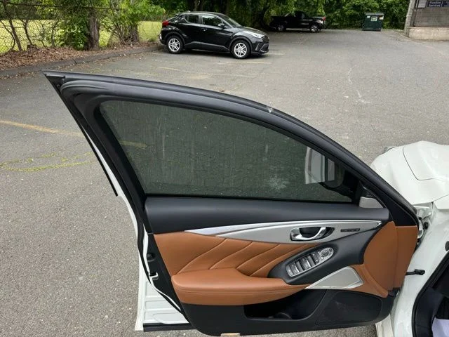 Used 2023 White INFINITI LUXE image 10