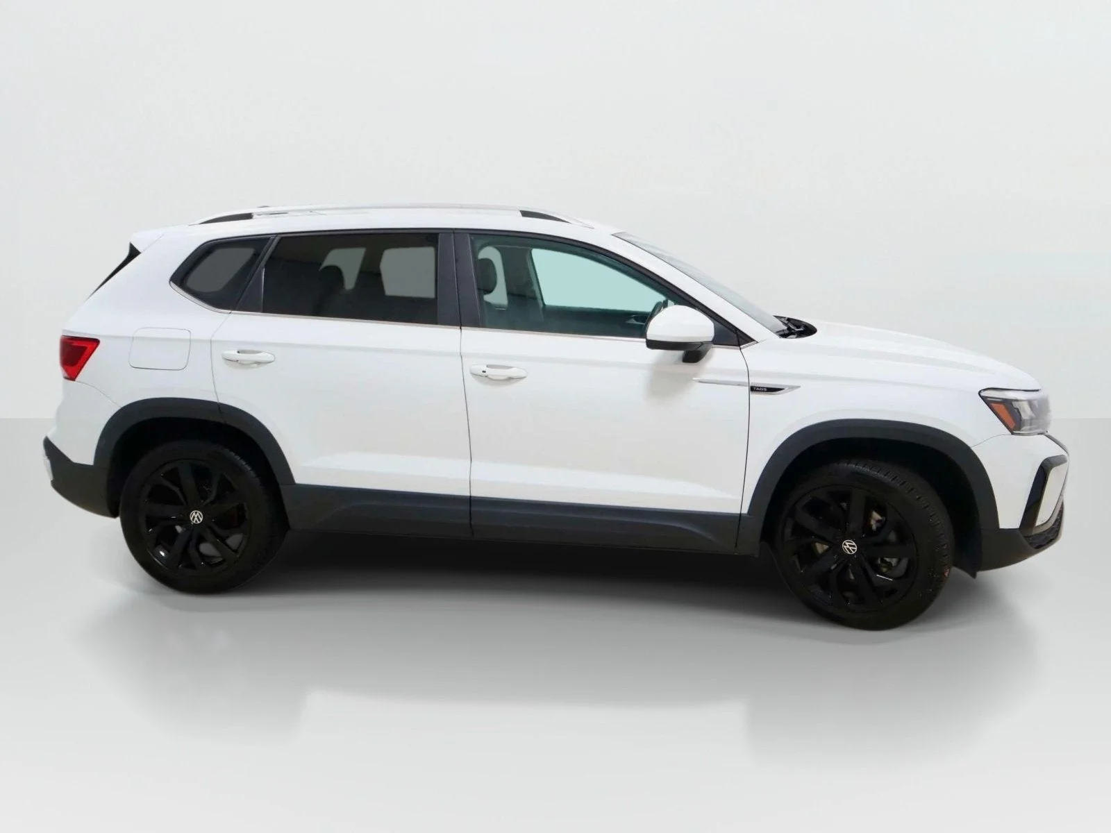 Used 2022 Pure White Volkswagen SE image 6