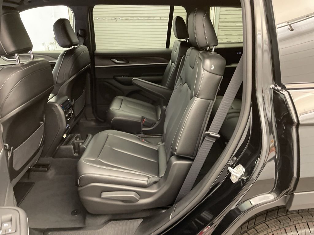 New 2025 Diamond Black Crystal Pearl-Coat Exterior Paint Jeep Limited image 15