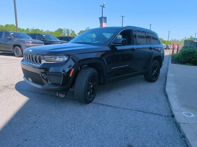New 2026 Diamond Black Crystal Pearl-Coat Exterior Paint Jeep Laredo X image 5