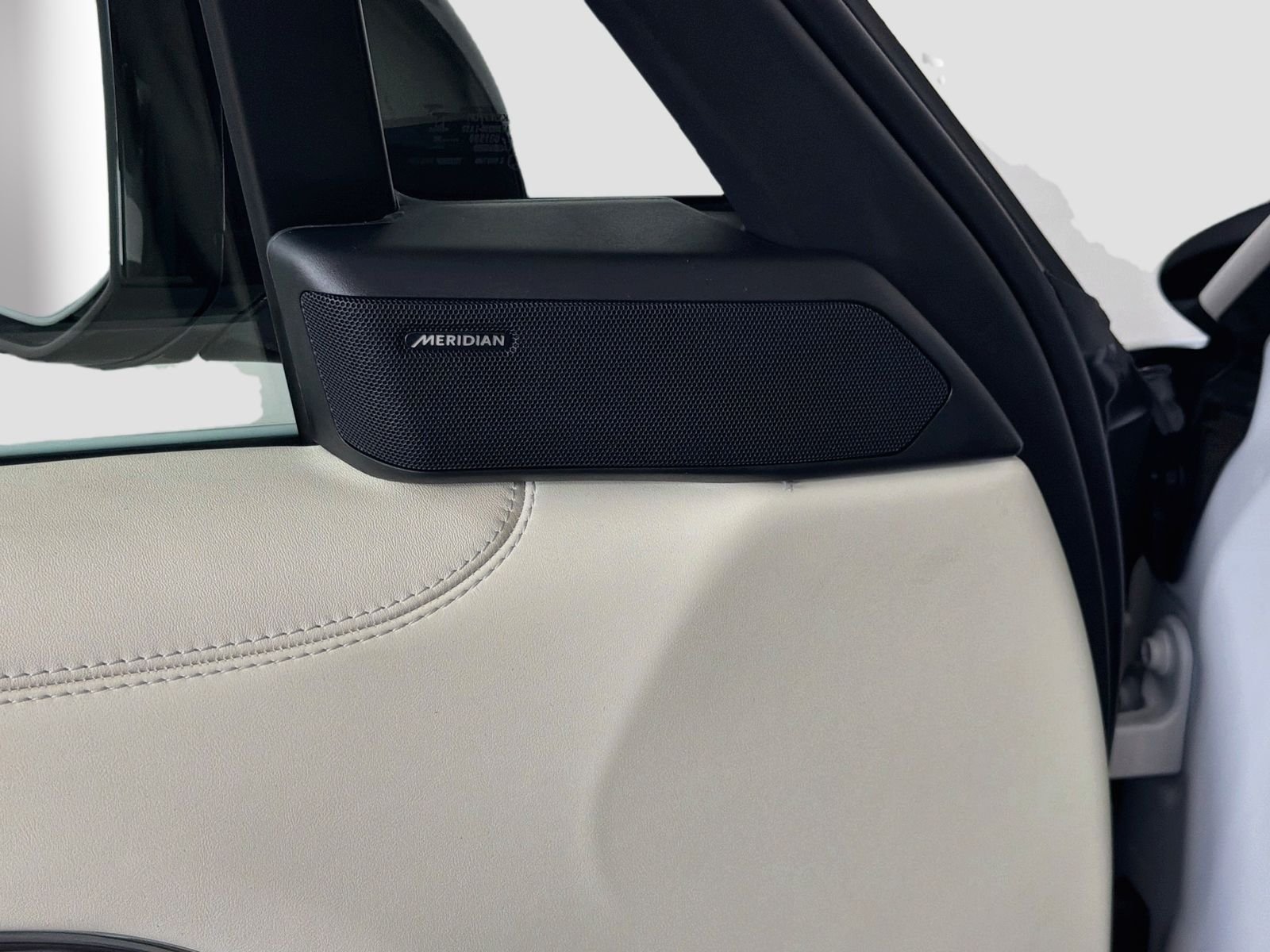 New 2026 Fuji White Land Rover SE image 22