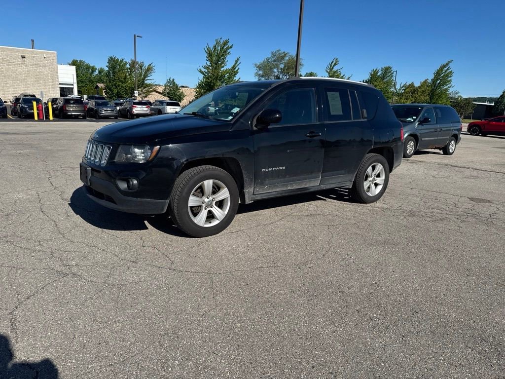 Used 2016  Jeep Latitude image 3