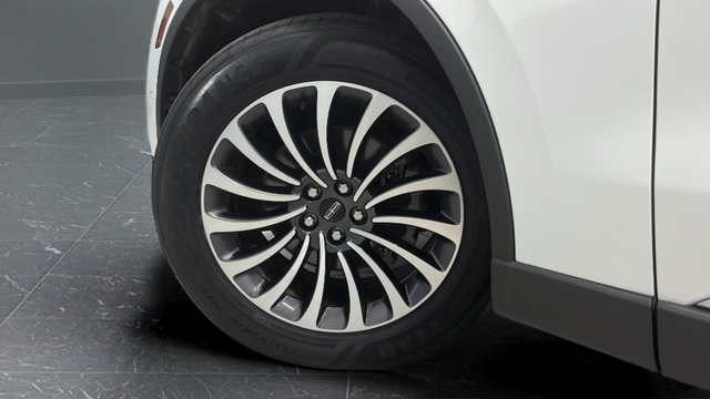 Used 2023 Pristine White Metallic Tri-Coat Lincoln Reserve image 39