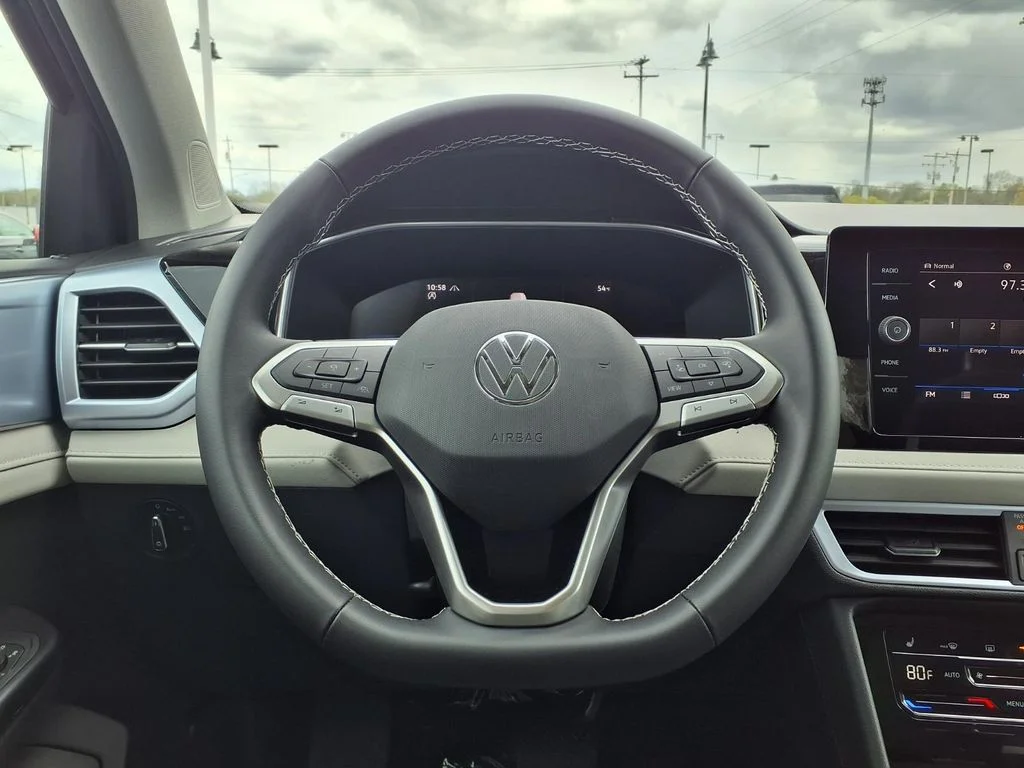New 2026 Deep Black Pearl Volkswagen 1.5T SE image 11