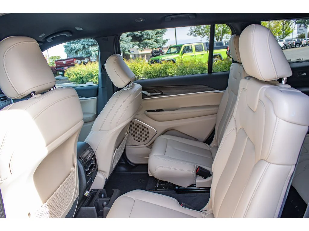 New 2026 Bright White Clear-Coat Exterior Paint Jeep Limited image 19