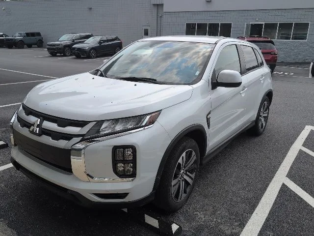 Used 2024  Mitsubishi 2.0 ES image 3