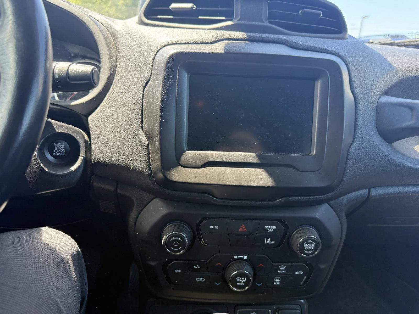 Used 2021  Jeep Latitude image 4