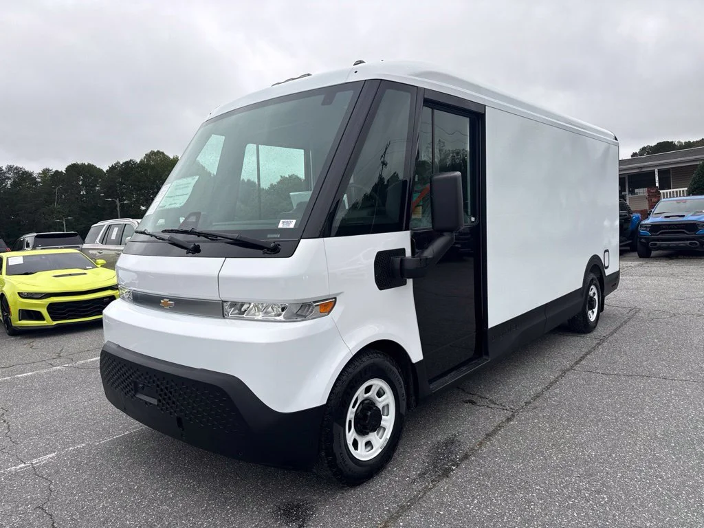Used 2025 White Chevrolet 600 image 1