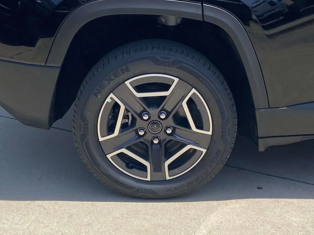 New 2026 Diamond Black Crystal Pearl-Coat Exterior Paint Jeep Limited image 8