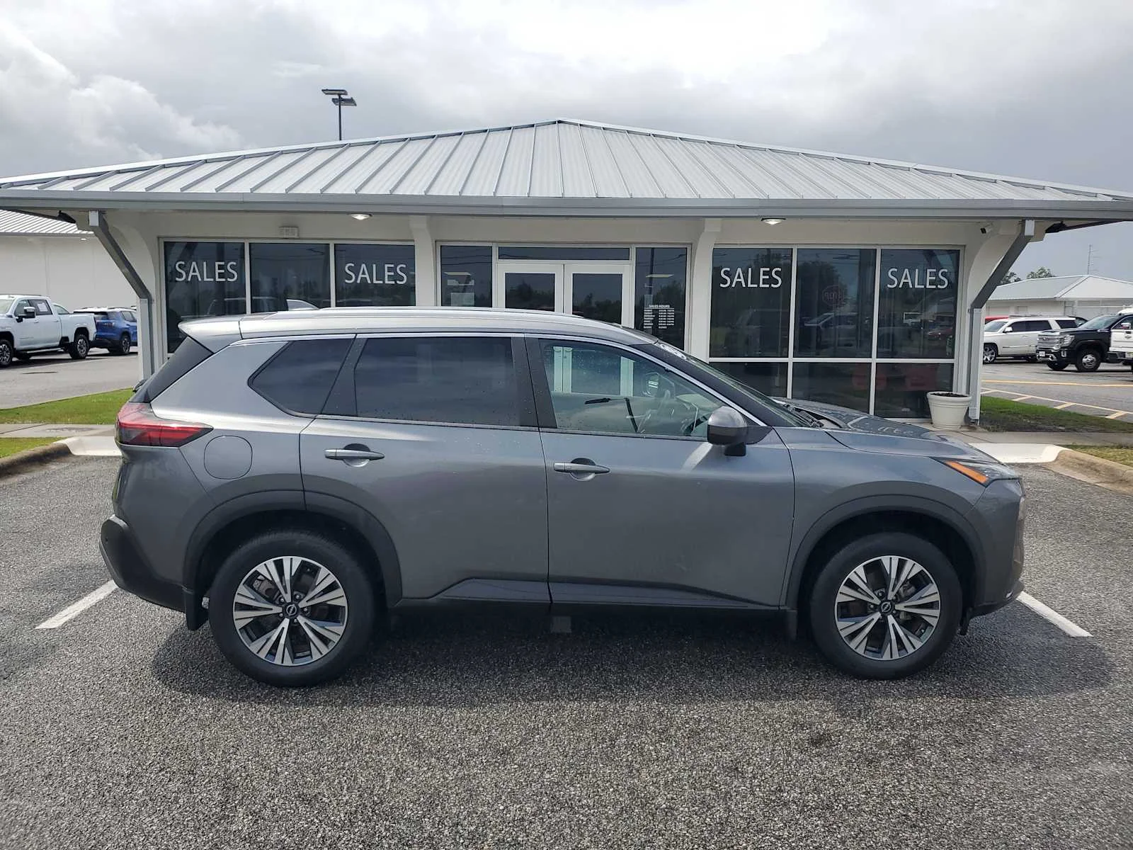Used 2023 Gray Nissan SV image 7