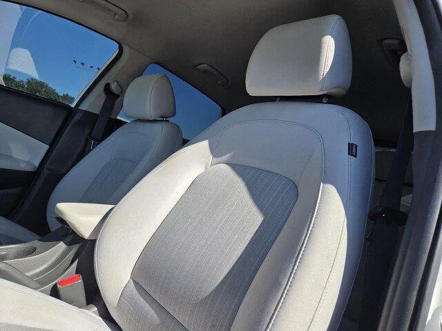 Used 2023 Lunar White Hyundai SEL image 11