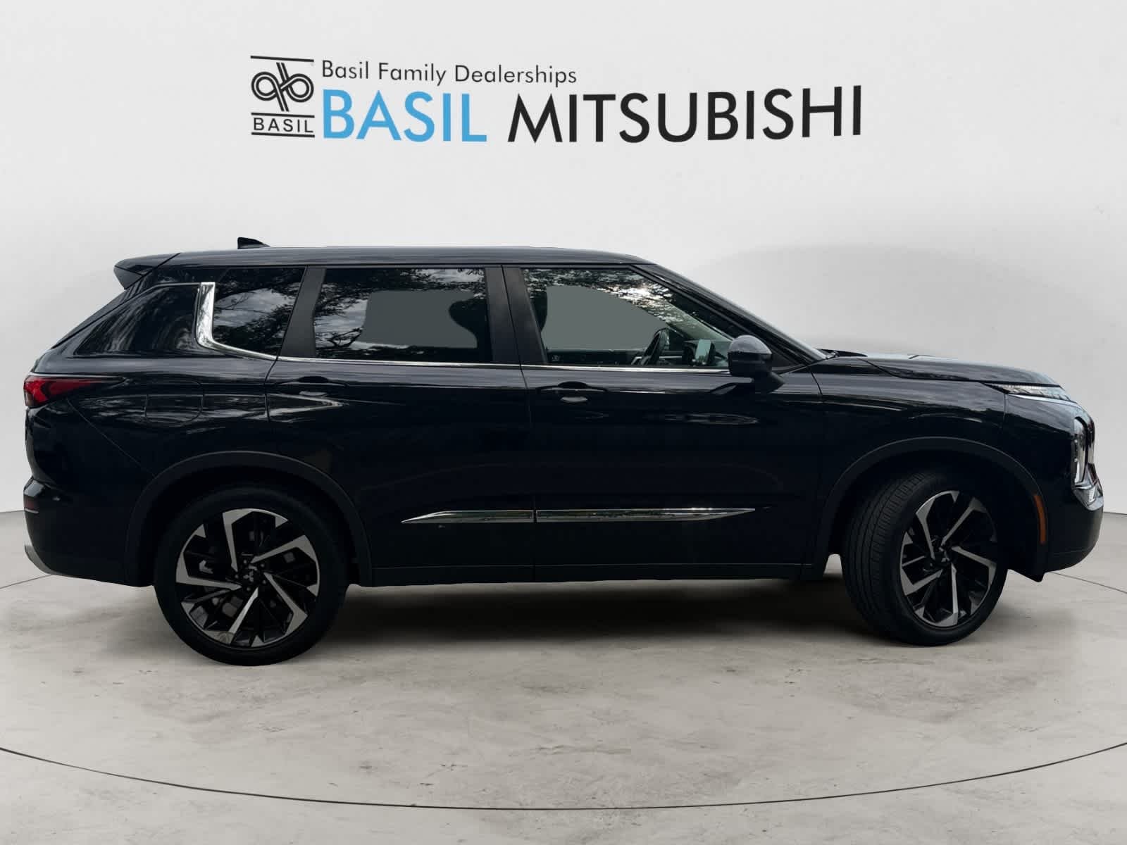 Used 2022 Labrador Black Pearl Mitsubishi SE image 6
