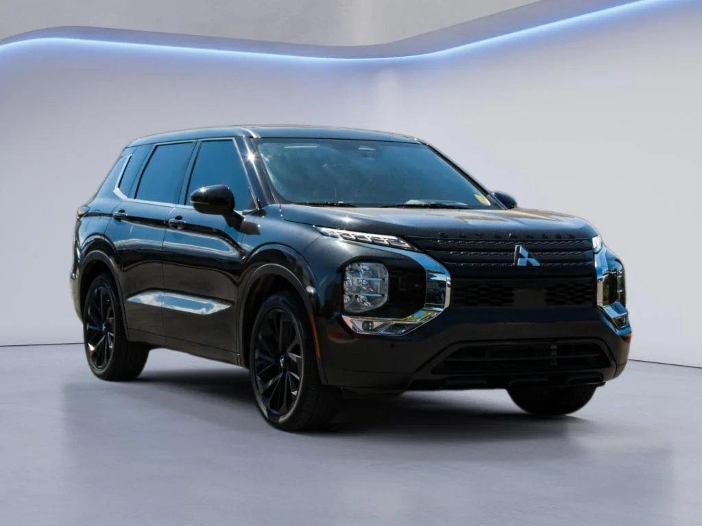 Used 2024 Black Diamond Mitsubishi SE Black Edition w/Pano Roof image 3