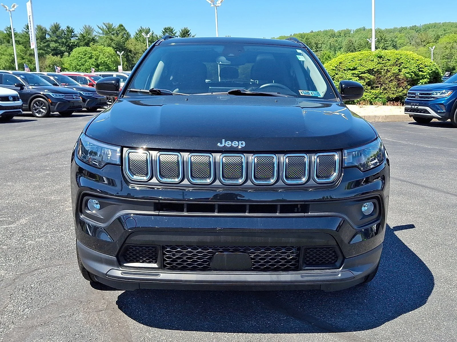Certified Used 2022 Diamond Black Crystal Pearlcoat Jeep Latitude image 2