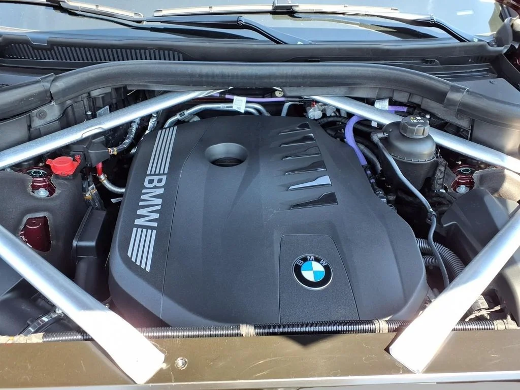 Used 2024 Red BMW xDrive40i image 3