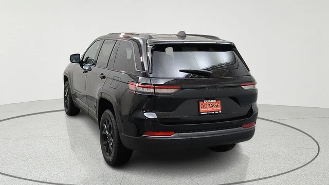 New 2026 Diamond Black Crystal Pearl-Coat Exterior Paint Jeep Laredo Altitude image 6