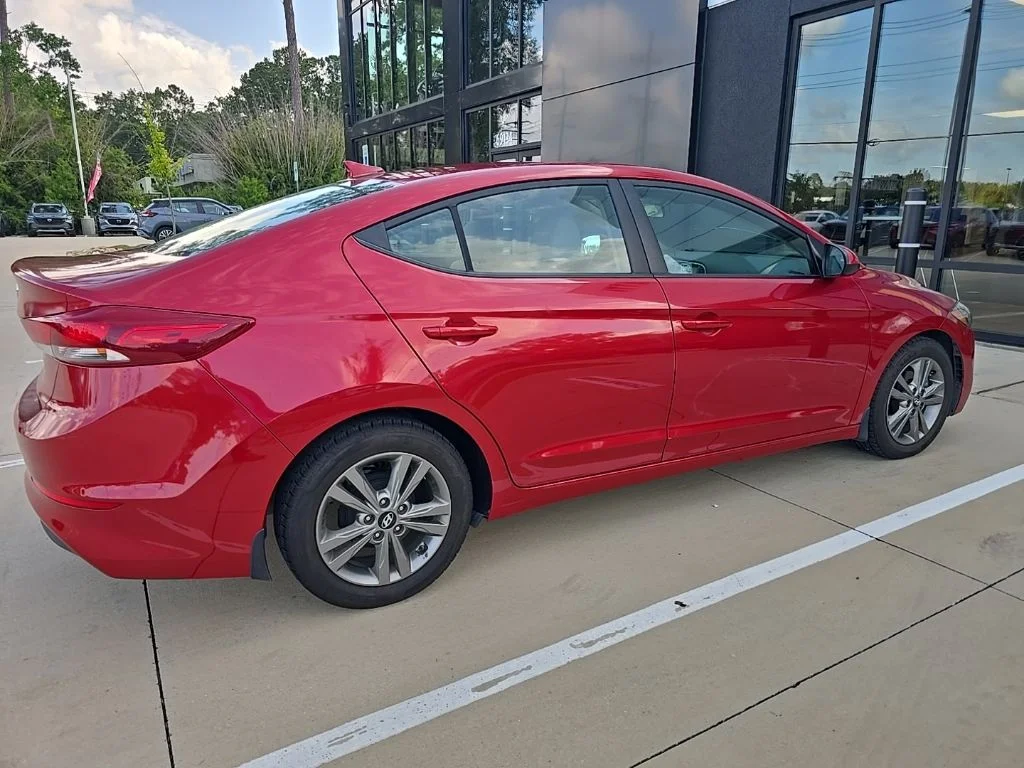 Used 2017 Red Hyundai SE image 3