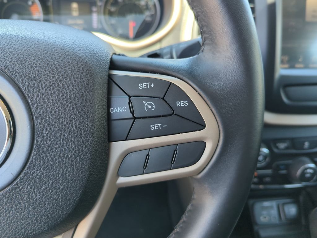 Used 2017 White Jeep Latitude image 23
