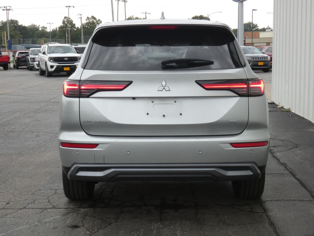 Used 2025 Silver Mitsubishi SE image 8