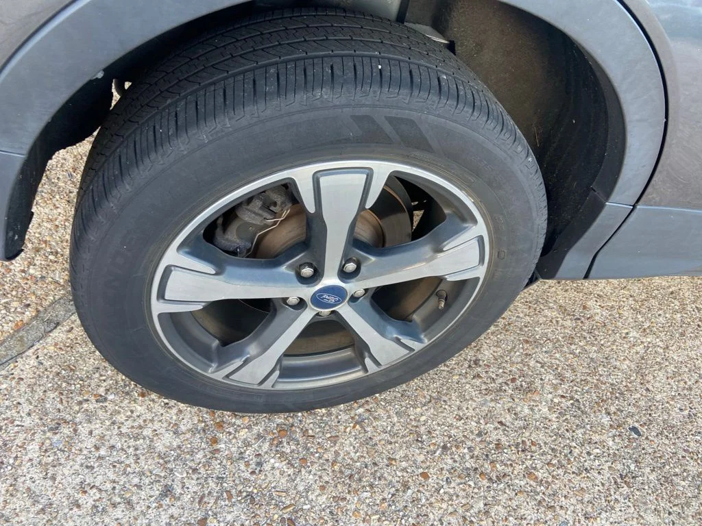 Used 2018 Gray Ford SEL image 26