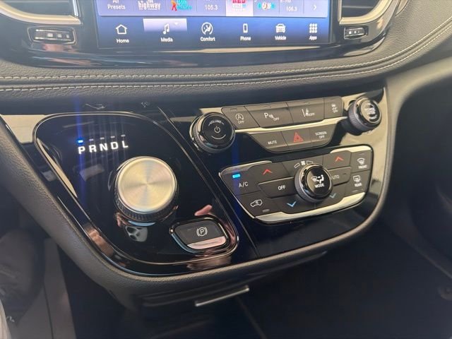 New 2027 Diamond Black Crystal Pearl-Coat Exterior Paint Chrysler Select image 17