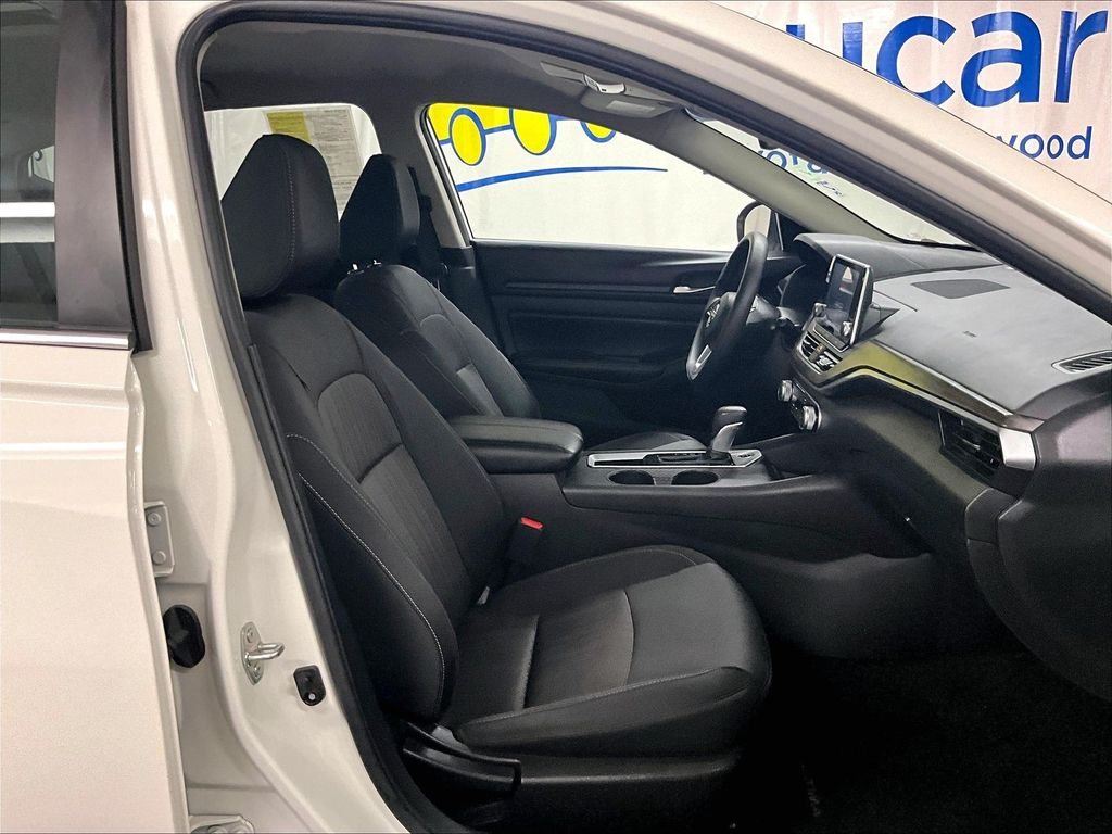 Used 2025 White Nissan 2.5 SV image 11