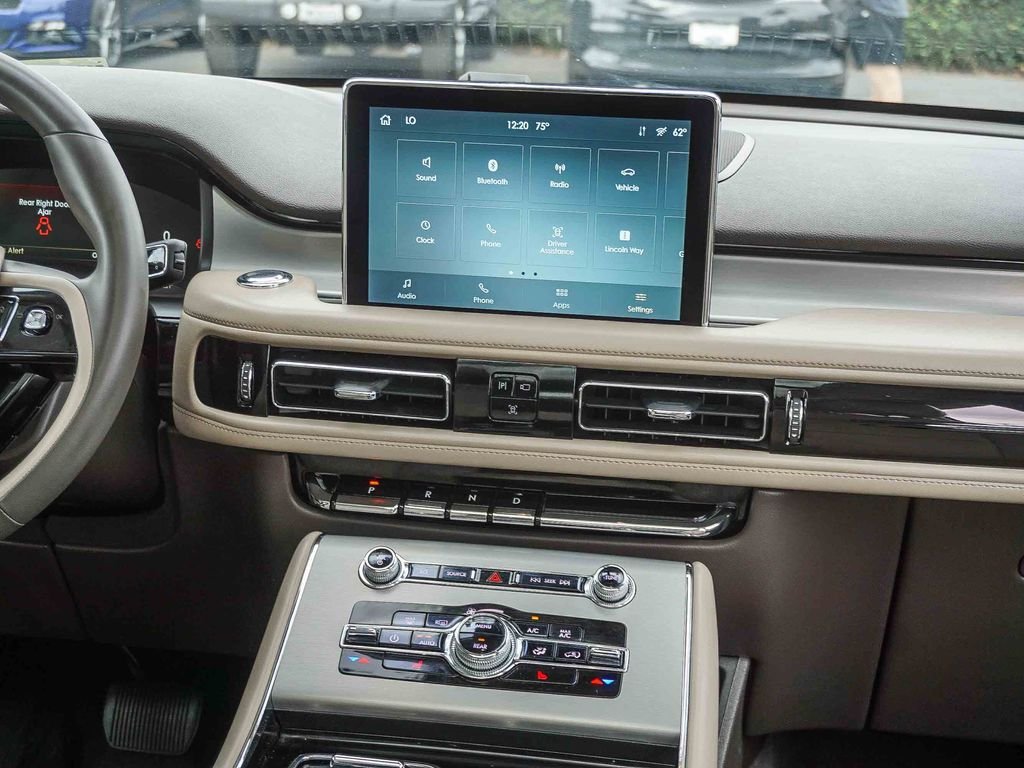 Used 2022 White Lincoln Standard image 15