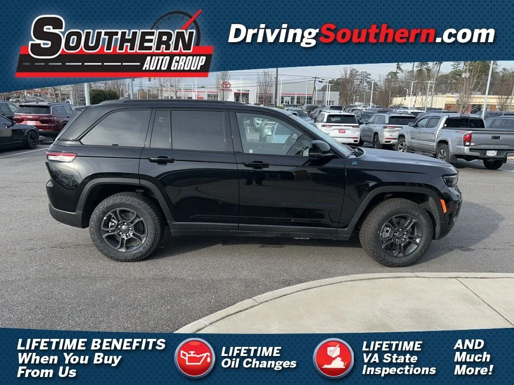 New 2024 Diamond Black Crystal Pearl-Coat Exterior Paint Jeep Trailhawk 4xe image 1