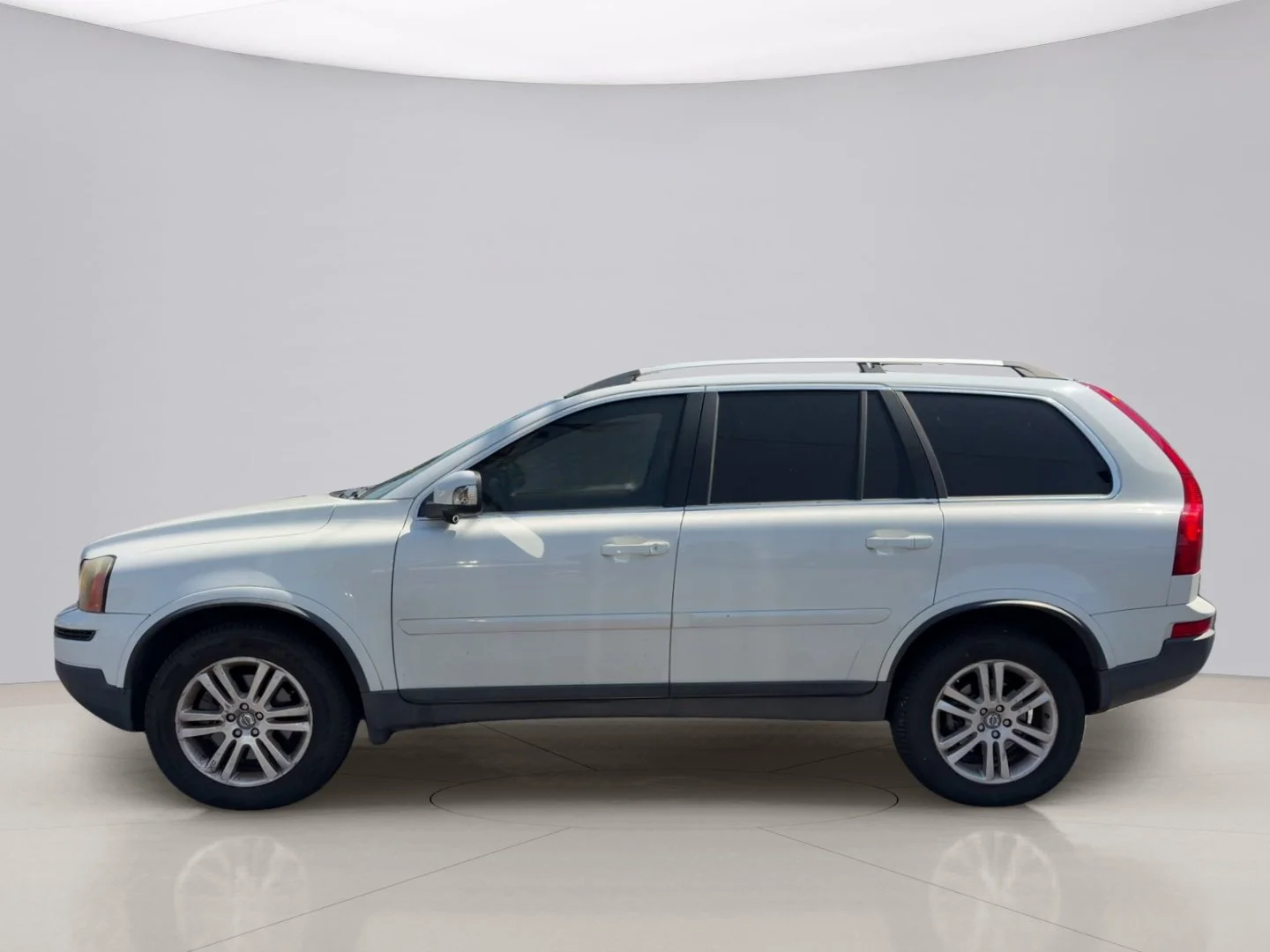Used 2011 White Volvo 3.2 image 2