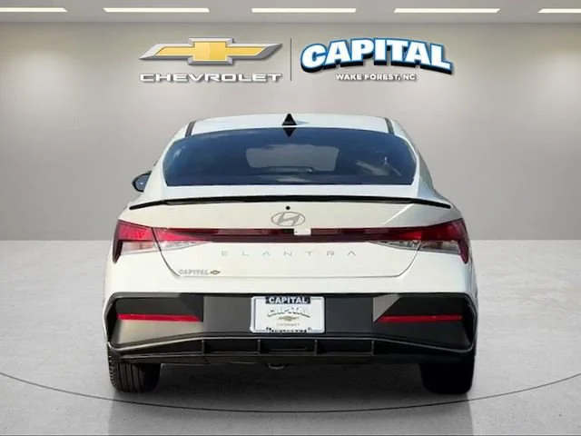 Used 2025 White Hyundai SEL Sport image 4