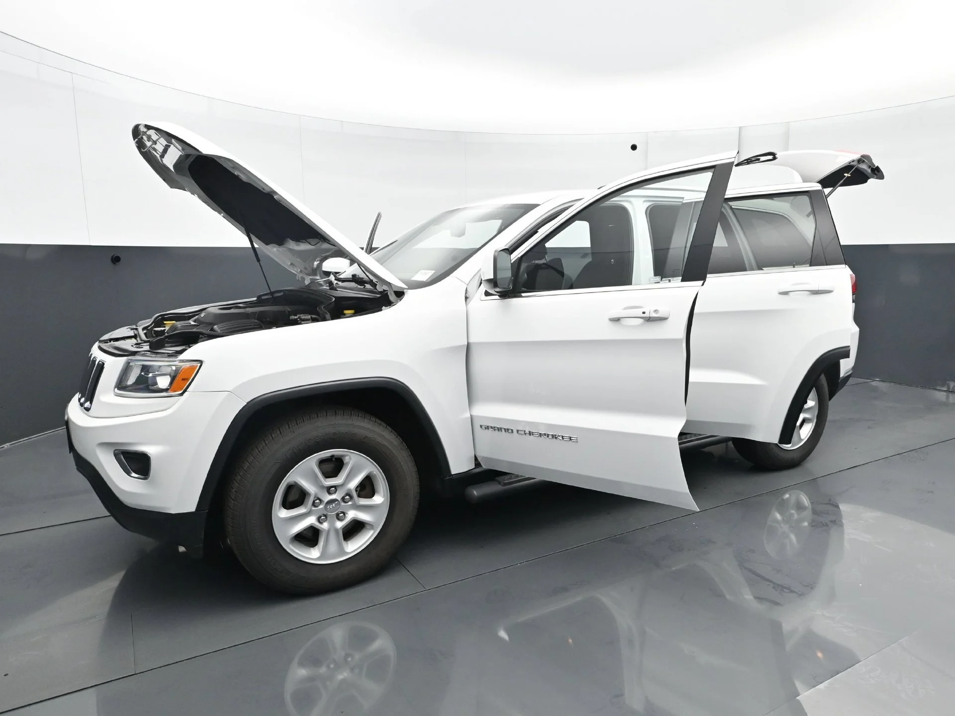Used 2015 Bright White Clearcoat Jeep Laredo image 29