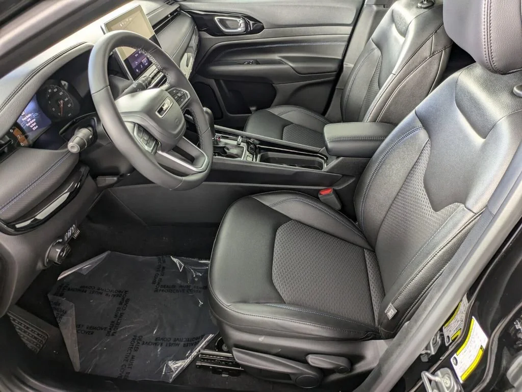 New 2026 Diamond Black Crystal Pearl-Coat Exterior Paint Jeep Latitude Altitude image 10