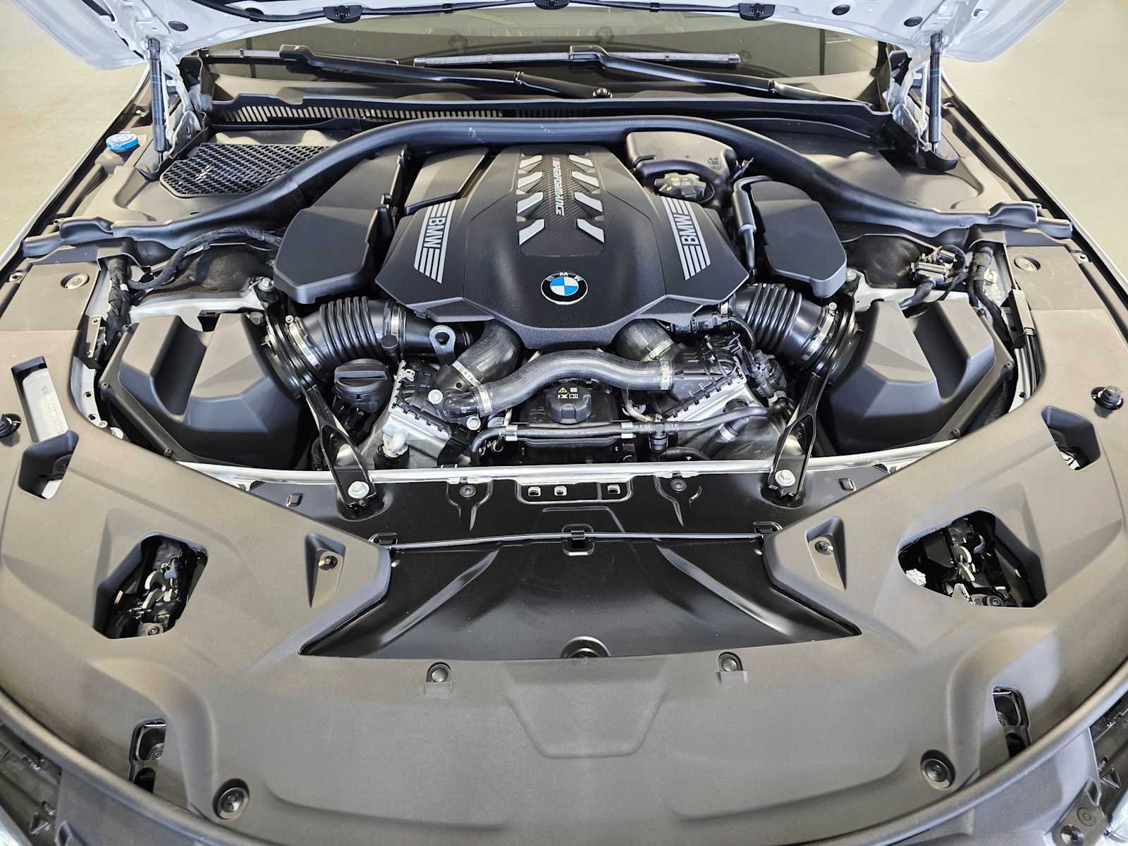2026 BMW 8 Series M850i - Photo 7