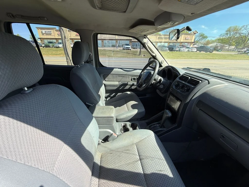 Used 2004 Green Nissan XE image 8