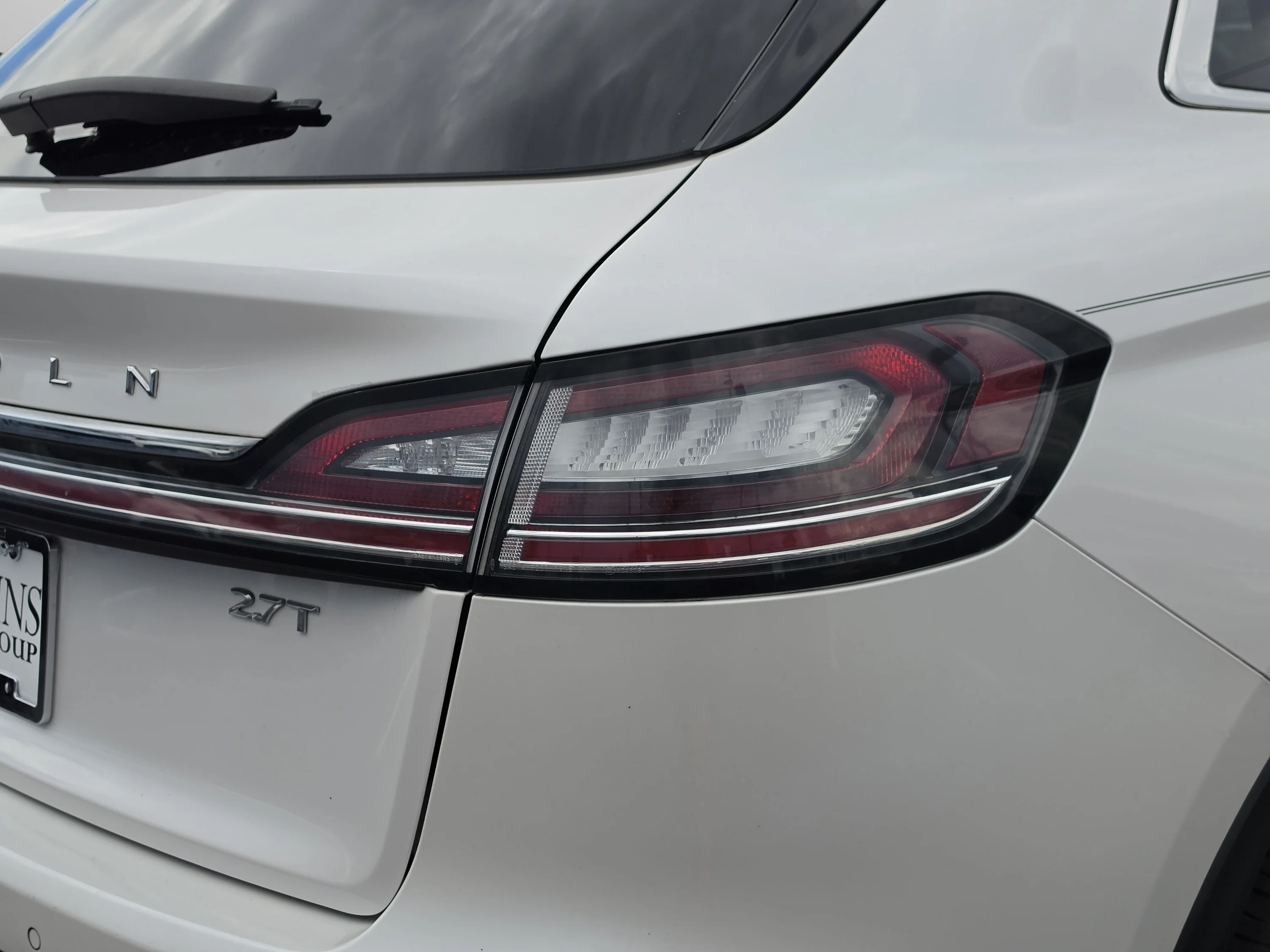 Used 2019 White Platinum Clearcoat Metallic Lincoln Reserve image 14