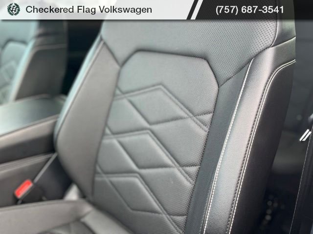 Used 2025 Pure White Volkswagen 2.0T SE w/Technology image 20