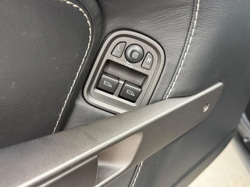 Used 2008 Silver Aston Martin Base image 13