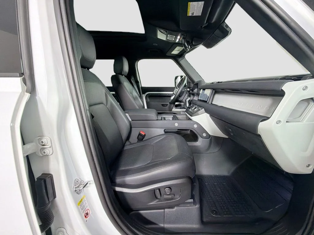 Used 2023 White Land Rover X-Dynamic SE image 30