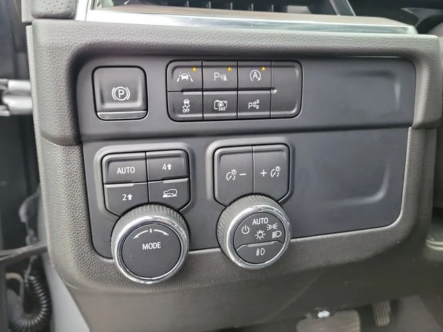 2025 Chevrolet Suburban Premier - Photo 28