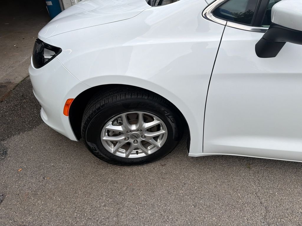 Used 2023 White Chrysler LX image 10