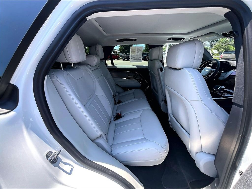 Used 2023 White Land Rover SE image 16