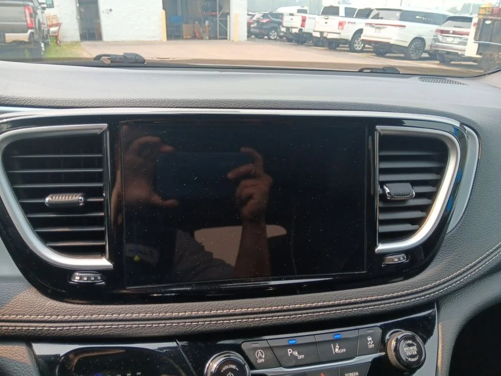 Used 2025 Bright White Clearcoat Chrysler Limited image 21