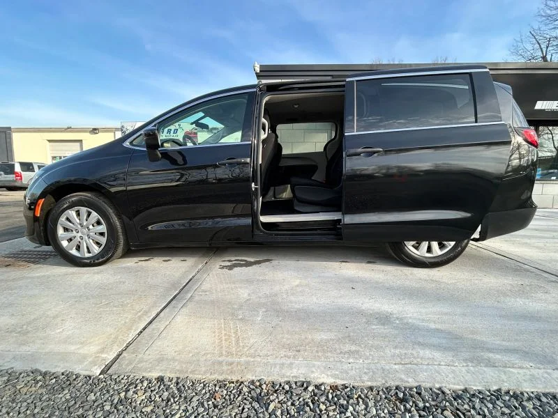 Used 2021 Black Chrysler L Minivan 4D image 31