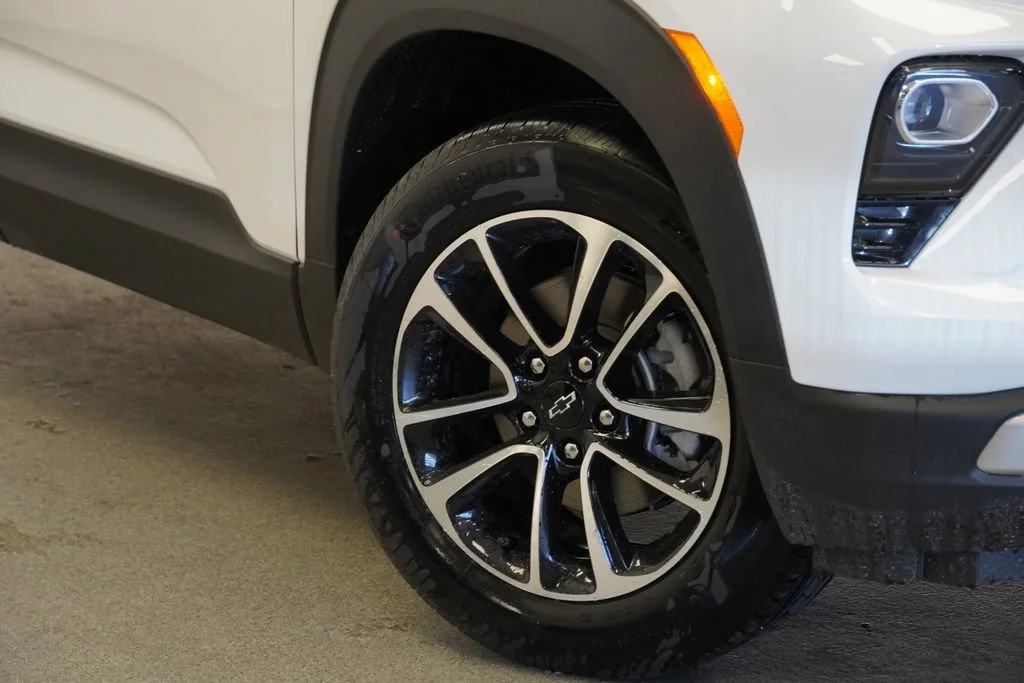 New 2026 Summit White Chevrolet LT image 9