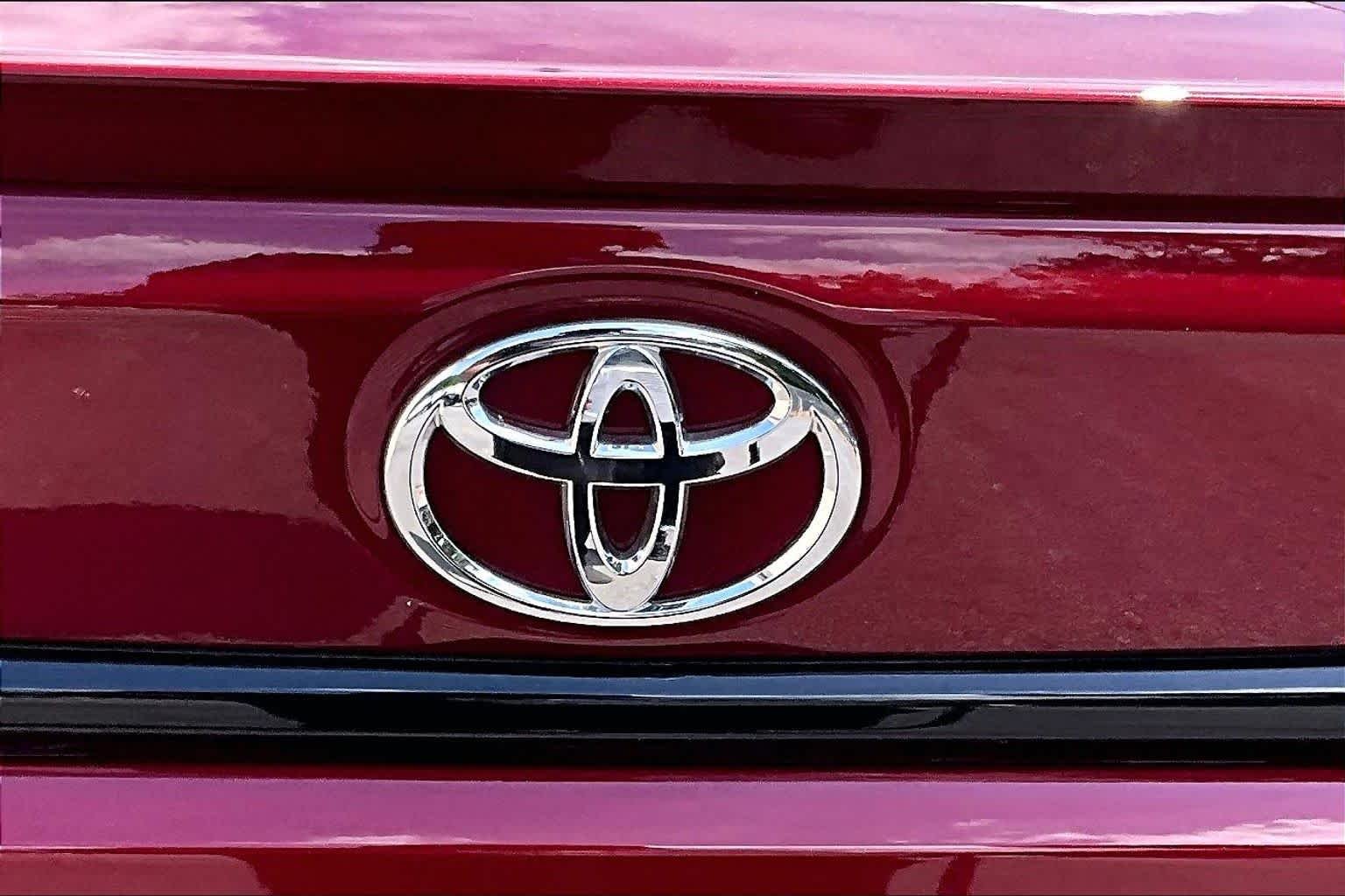Used 2026 Ruby Flare Pearl Toyota SE image 31