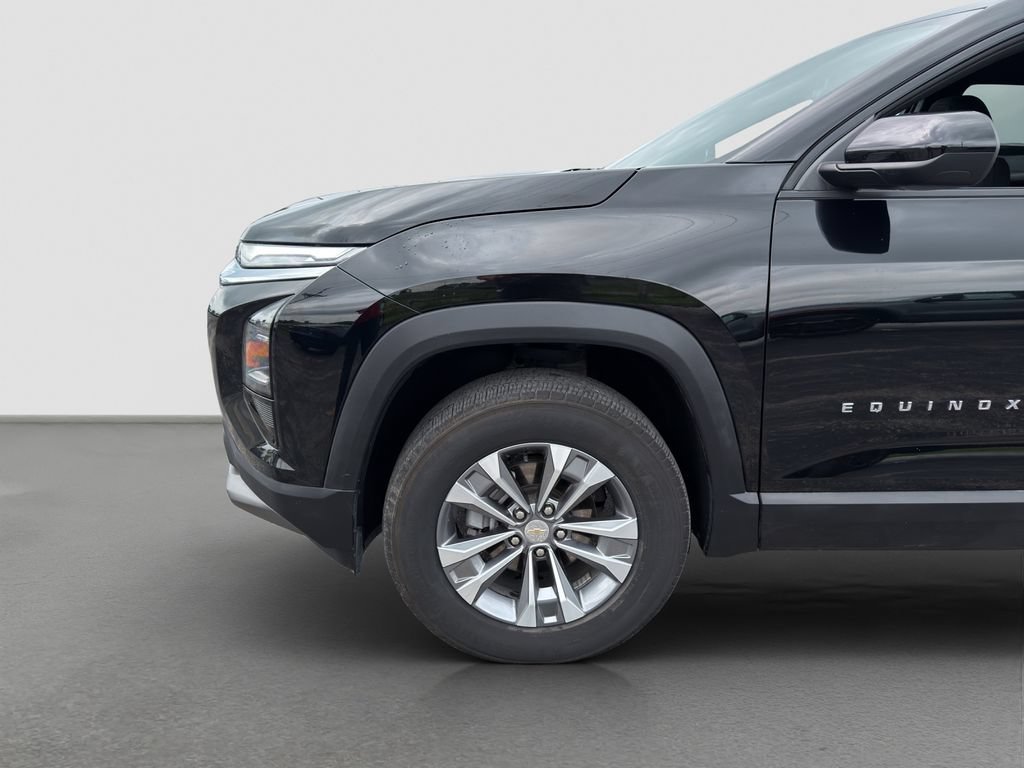 Used 2025 Mosaic Black Metallic Chevrolet LT image 22