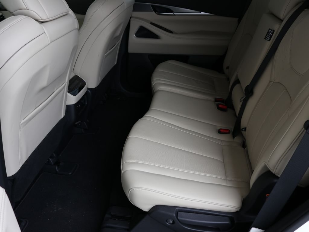 Used 2023 White INFINITI LUXE image 31
