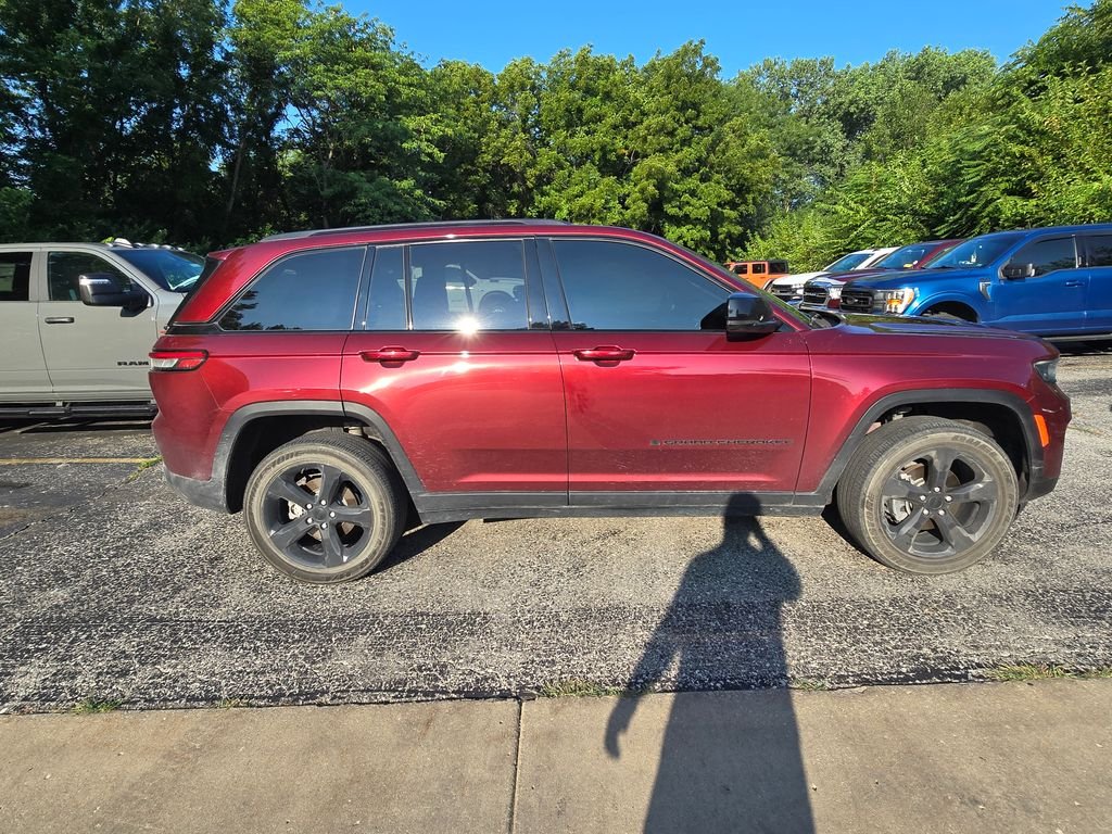Used 2023 Red Jeep Altitude X image 9