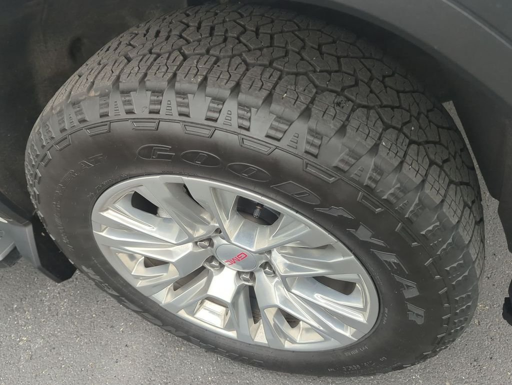 Used 2023 White GMC Denali image 10